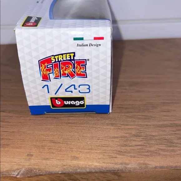 Bburago Street Fire 1/43 Red Mercedes Convertible Die-Cast Toy Car - Picture 11 of 13